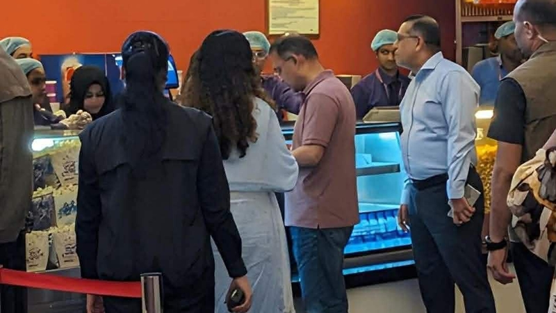 মেয়েকে নিয়ে প্রেক্ষাগৃহে সিনেমা দেখলেন প্রধানমন্ত্রী