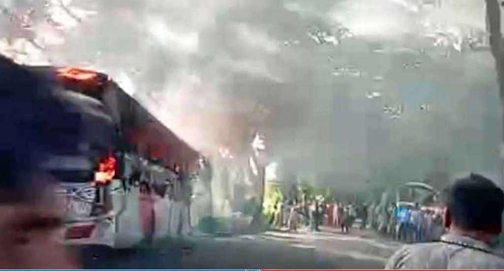 ঢাকা-বরিশাল মহাসড়কে বাসে আগুন, নিহত ১