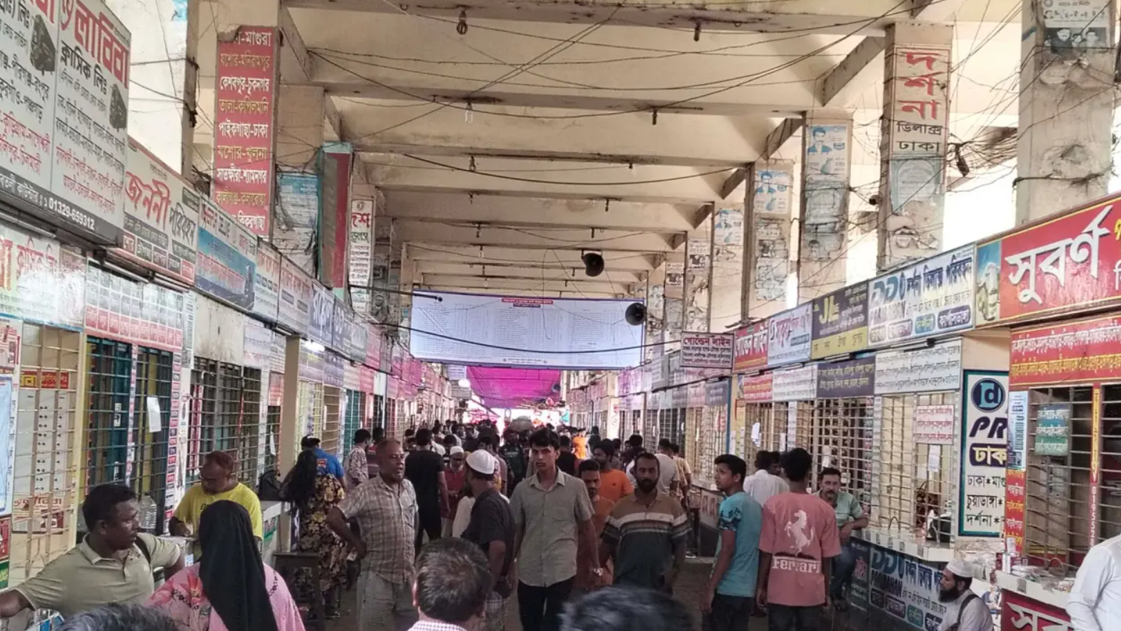 গাবতলীতে দূরপাল্লার বাসে এখনও মিলছে টিকিট