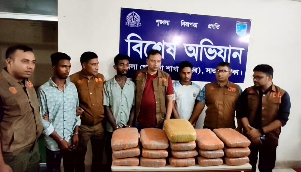 ৪০ কেজি গাঁজাসহ আর্জেন্টিনা সমর্থক গ্রেফতার।