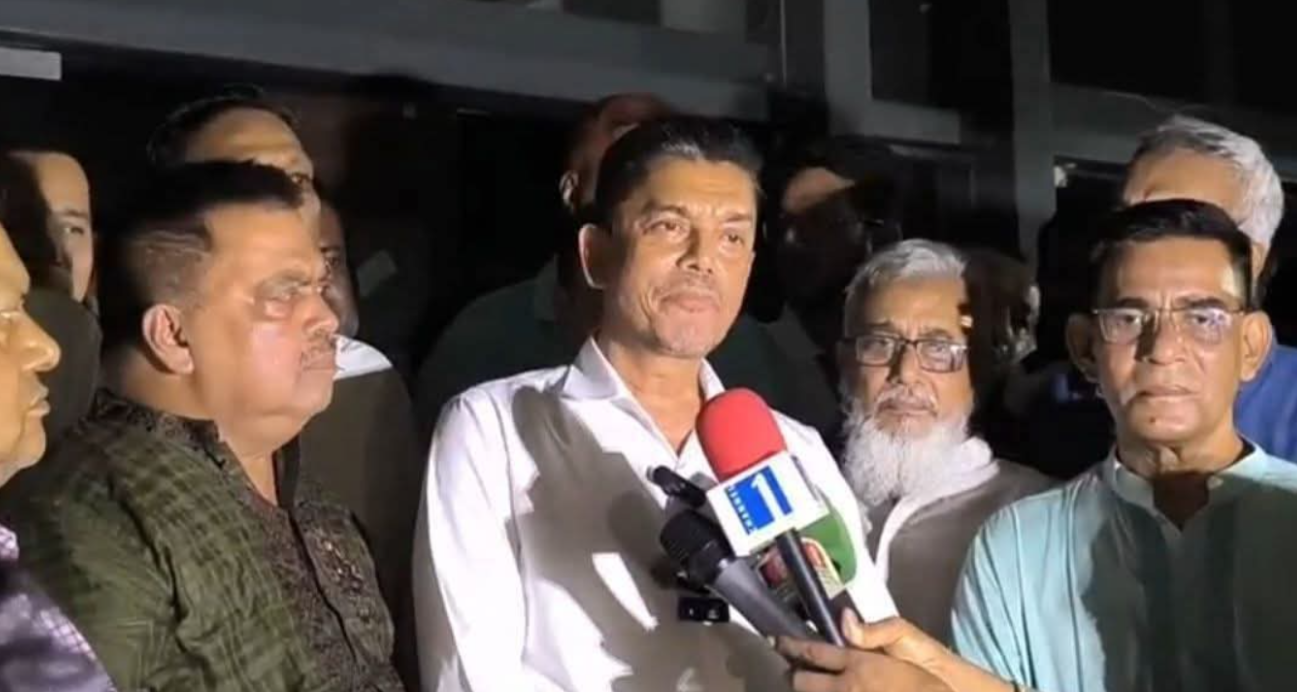 সিটি মেডিকেল হাসপাতালের অগ্নিকাণ্ডে উদ্ধারকাজে অংশ নেওয়াদের প্রশংসায় হুইপ বকুল