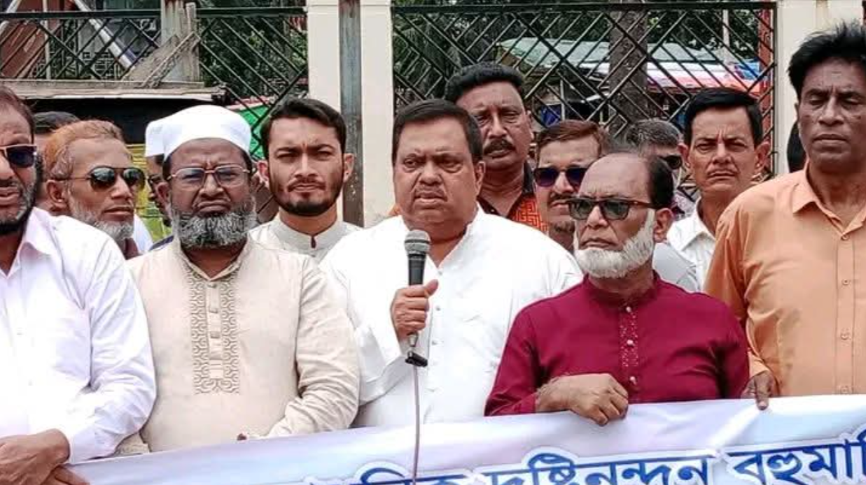 আধুনিক বহুমাত্রিক ‘জিয়া হল’ দ্রুত পুনঃনির্মাণের দাবিতে খুলনায় মানববন্ধন