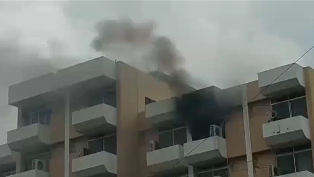 খুলনায় টাইগার গার্ডেন হোটেলে আগুন